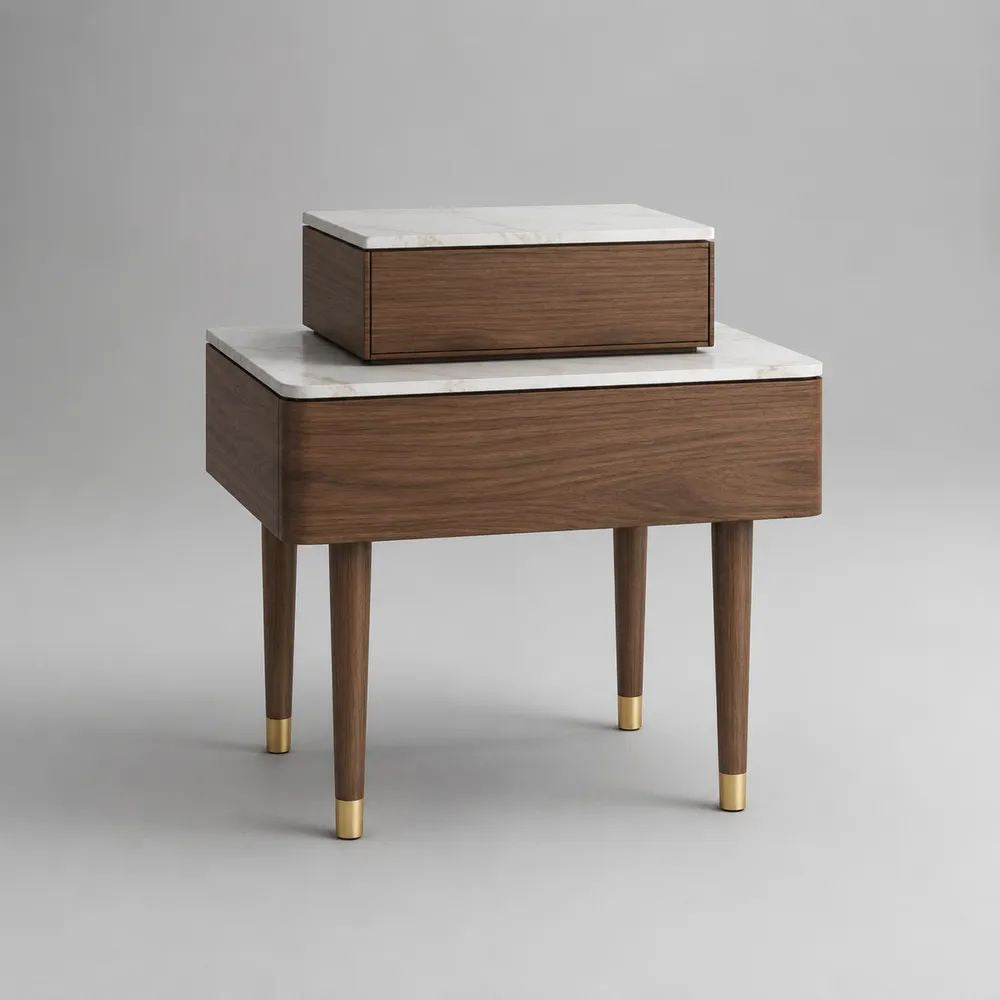 Set di 2 comodini rettangolari in legno con piano in pietra bianca, marrone noce/bianco marmorizzato/ottone, 60 x 40 x 65 cm e 42 x 32 x 18 cm